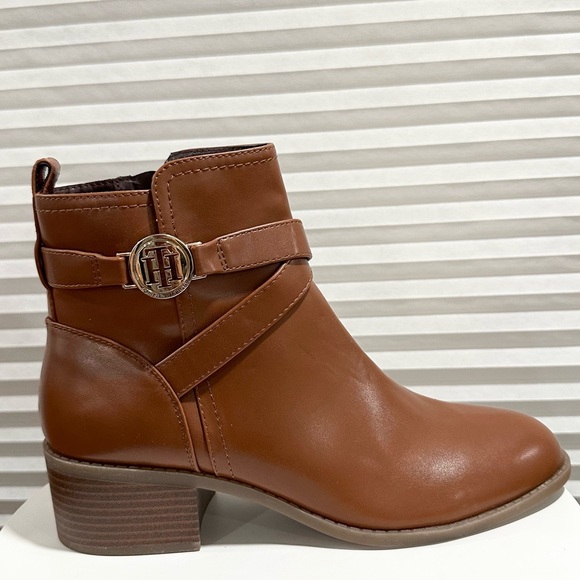 🌸TOMMY HILFIGER🌸 Diyana Faux Leather Ankle Bootie Size: 9M - Picture 4 of 14